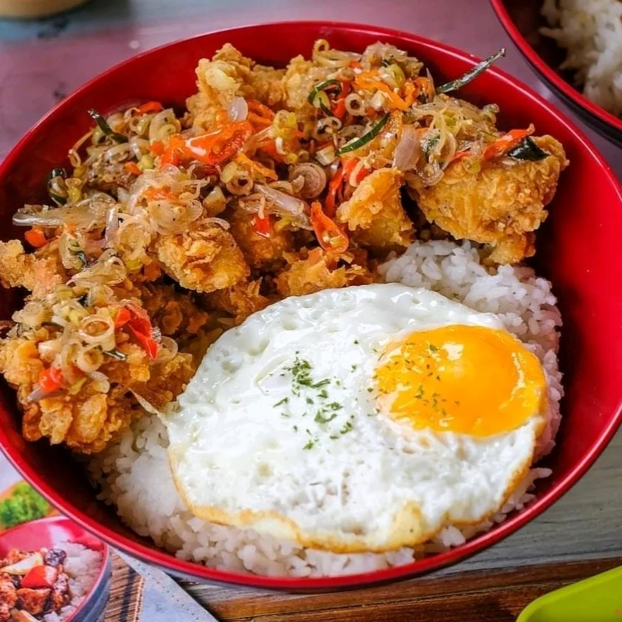 Nasi ayam sambal matah telur